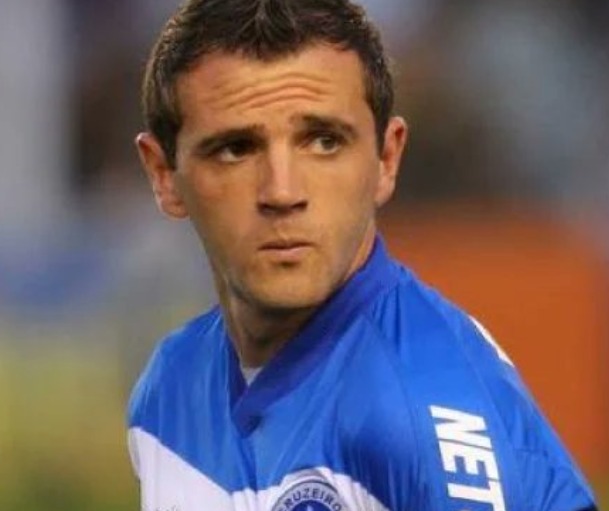 Pai e avô do jogador Montillo, ex-Santos e Cruzeiro, morrem com suspeita de coronavírus