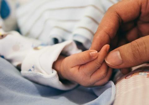 Após morte da mãe, criança recém-nascida é diagnosticada com coronavírus