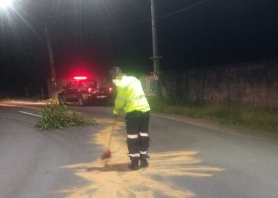 Óleo na pista causa acidentes com motociclistas em rua de Manaus