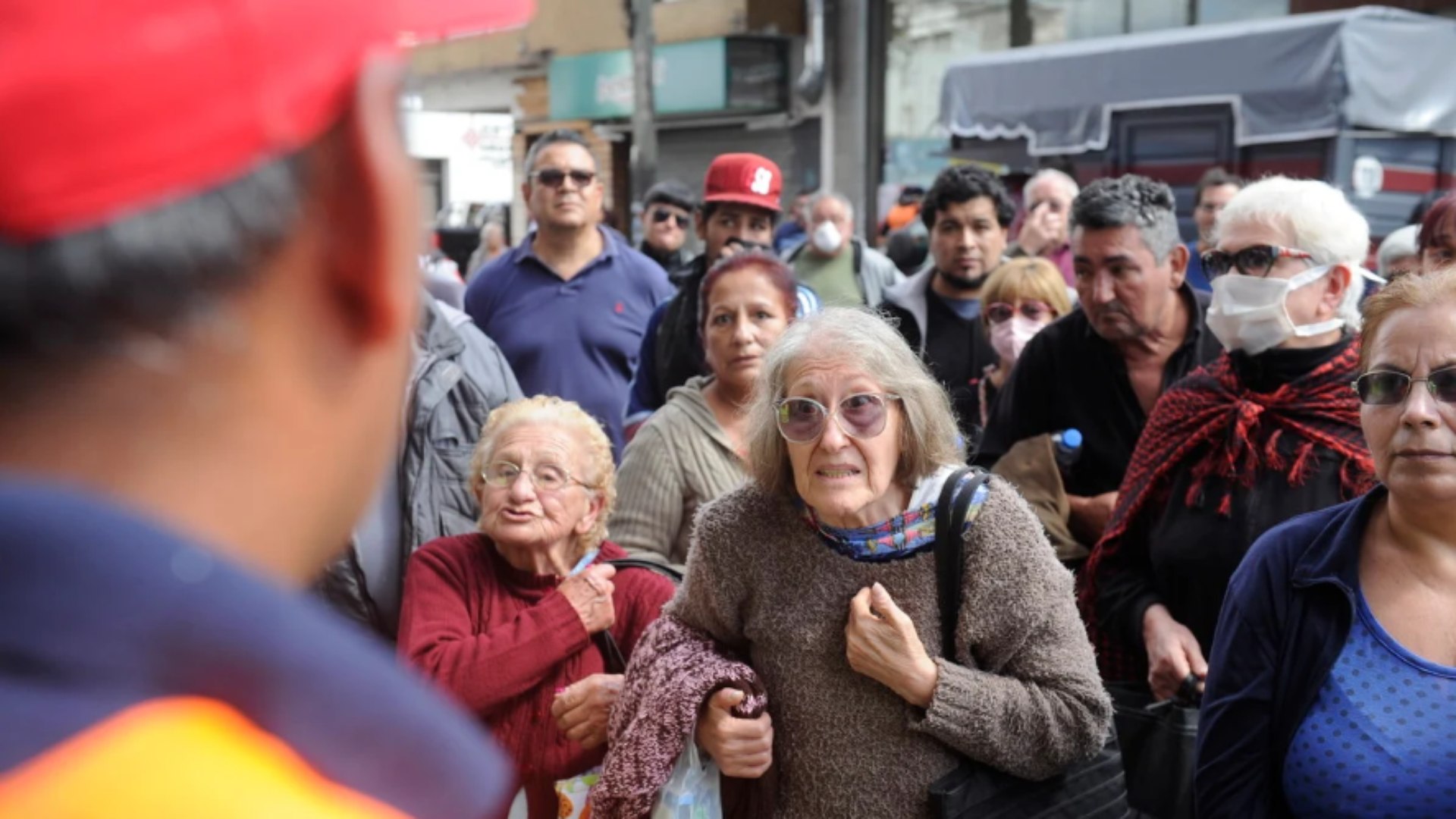 Trabalhadores informais fazem filas pelo país para conseguir o auxílio de R$ 600  