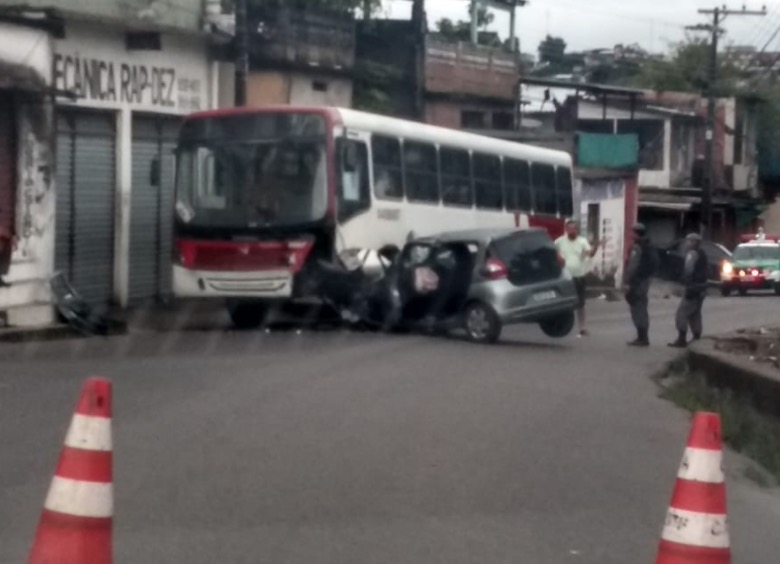 Em Manaus, homem fica ferido após ônibus esmagar carro em cruzamento