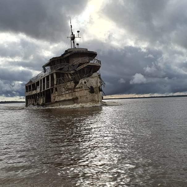 Após naufrágio, Anna Karoline III circula como navio fantasma e choca: 'bizarro'