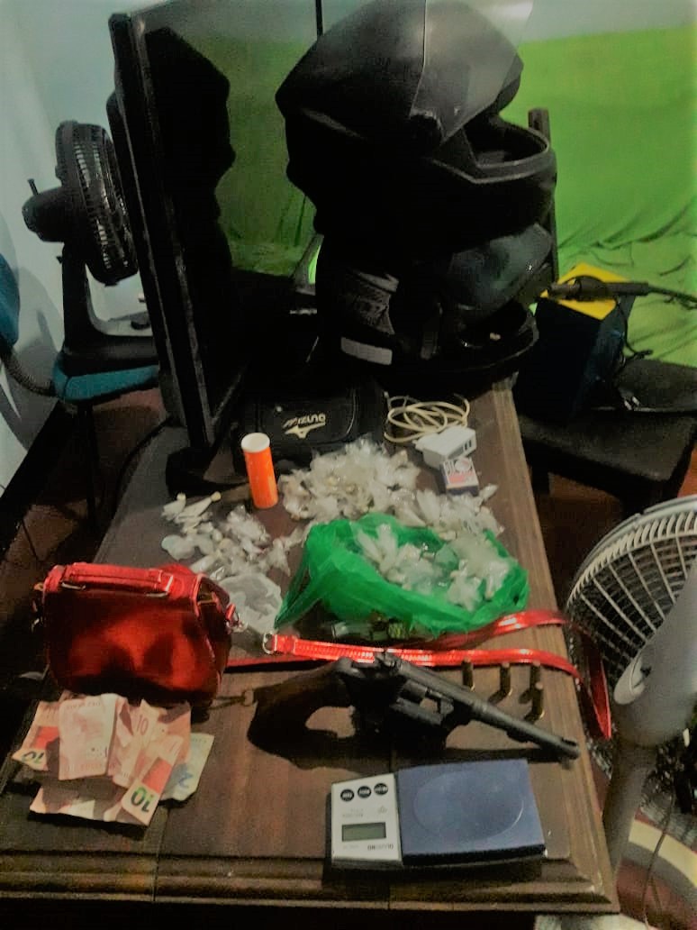 Trio que vendia drogas em casa tenta fugir, mas acaba preso no Amazonas 