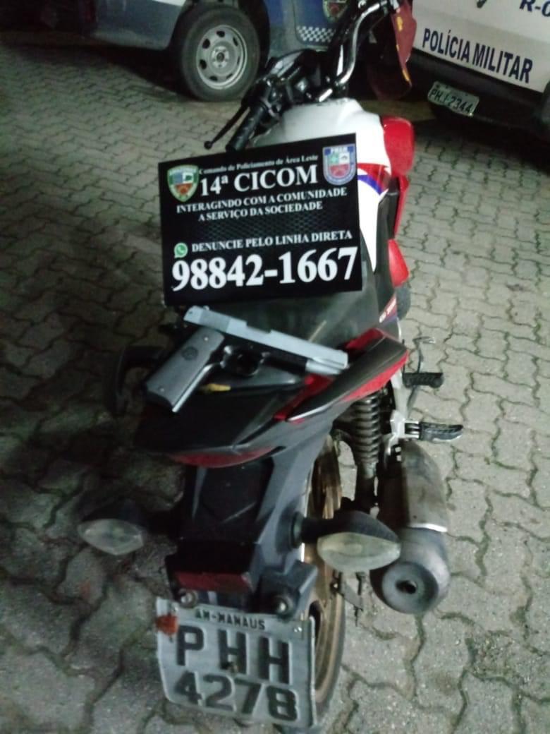 Polícia recupera motocicleta roubada após assaltantes caírem durante fuga em Manaus