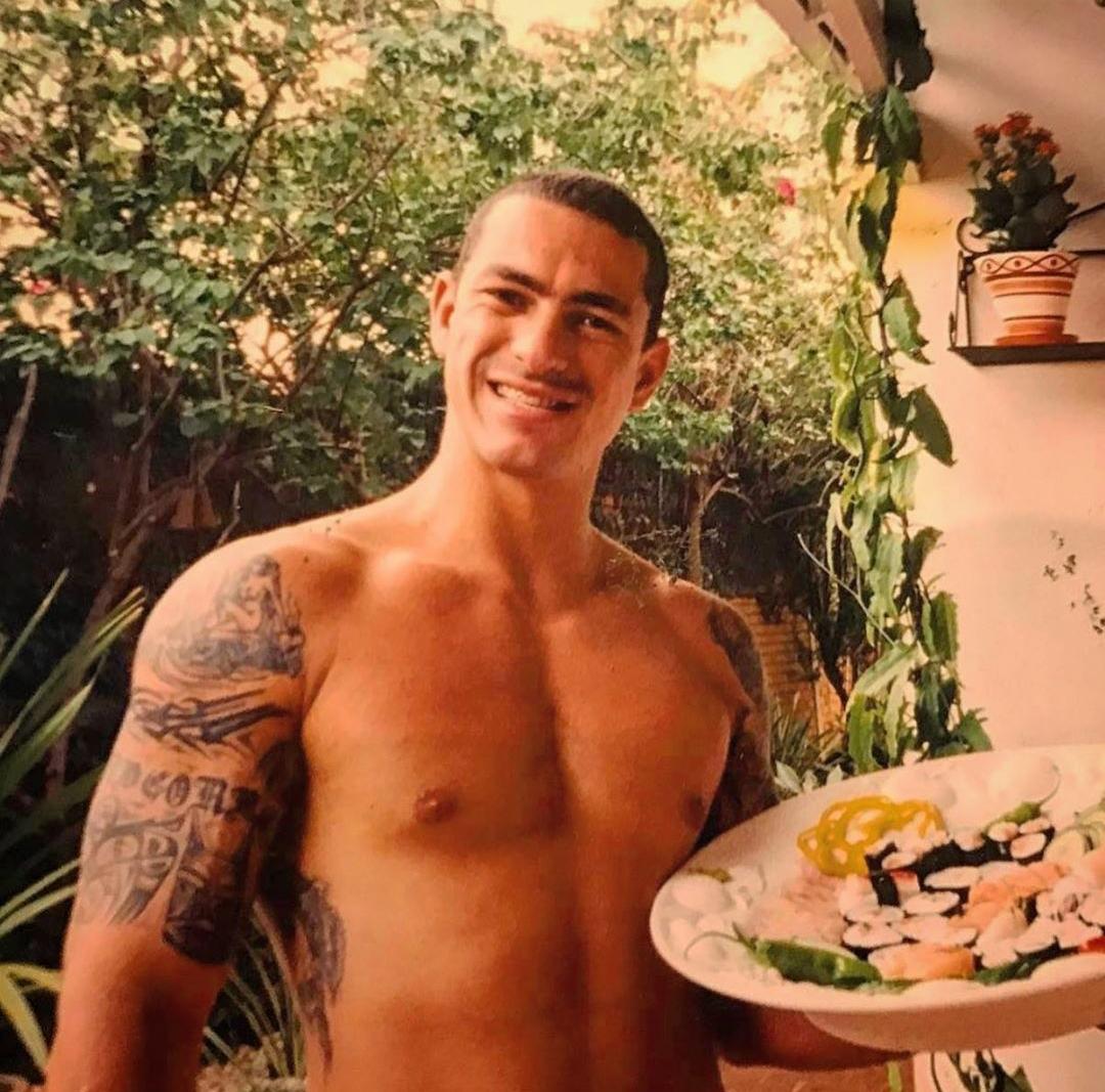  Chef Henrique Fogaça aparece irreconhecível em foto sem camisa: ‘21 anos atrás’