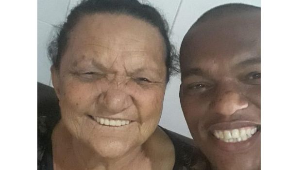 Enfermeiro dorme em terraço com medo de infectar com coronavírus a mãe idosa  