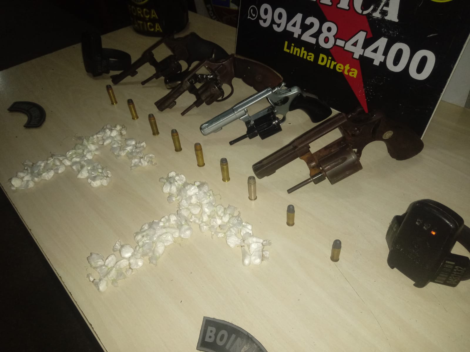 Dupla é presa com armas, droga e tornozeleiras eletrônicas rompidas em Manaus  