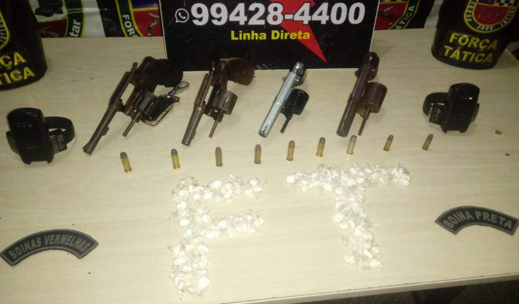 Após sair atirando em rua, dupla é presa com arsenal e tornozeleiras rompidas em Manaus