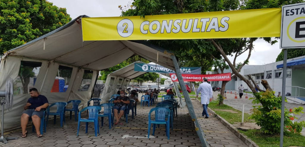 Em Manaus, Lacc recebe doação de álcool em gel para doar a pacientes de triagem na FCecon   