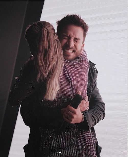 Sandy encanta web ao homenagear Júnior Lima em seu aniversário