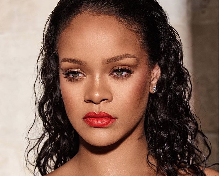 'Estou tentando salvar o mundo, ao contrário do presidente', diz Rihanna