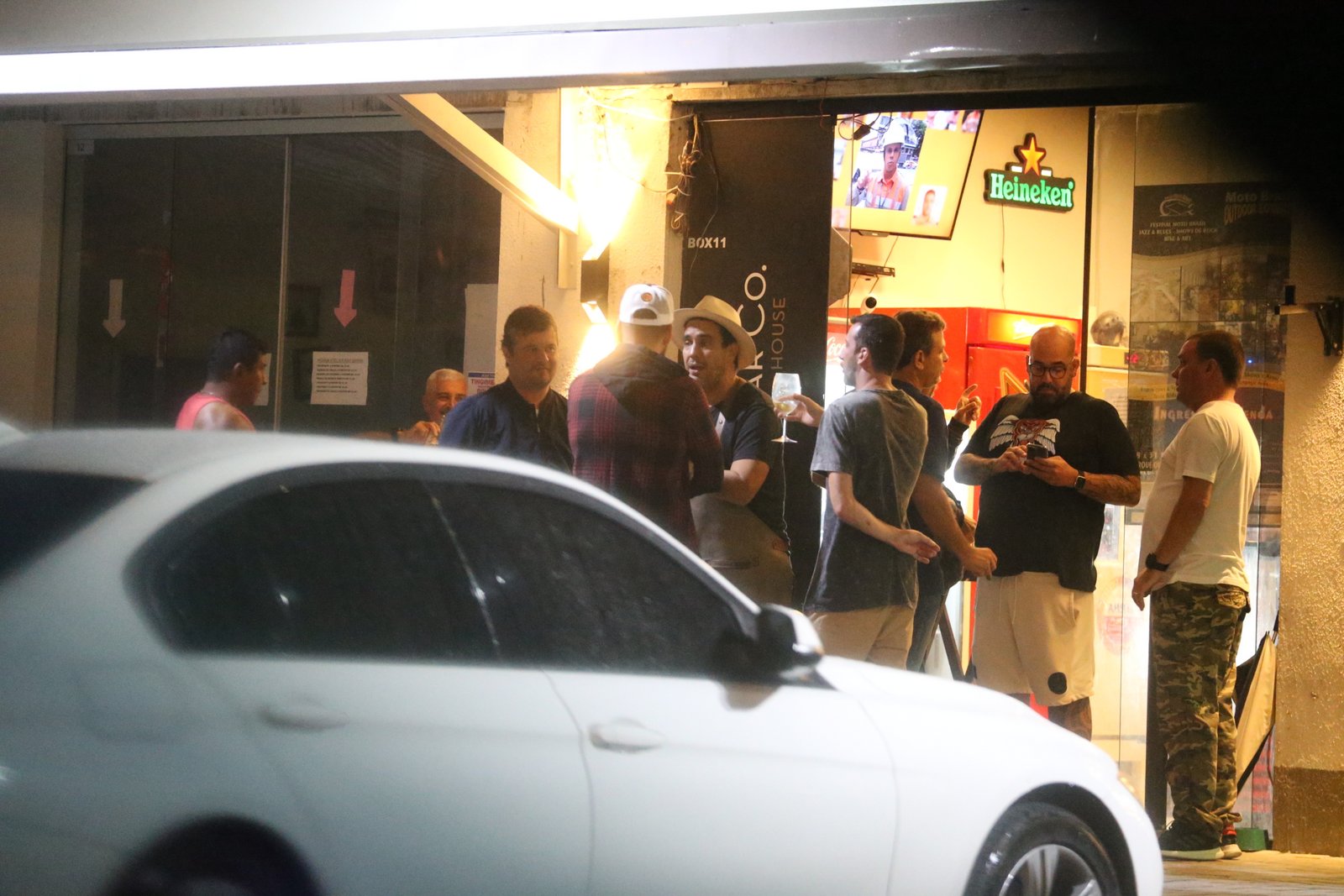 André Marques ignora isolamento e é flagrado bebendo com amigos   