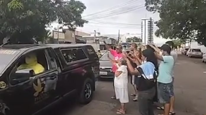 Mãe emociona ao pedir para que funerária passe na rua da casa do filho vítima de Covid-19