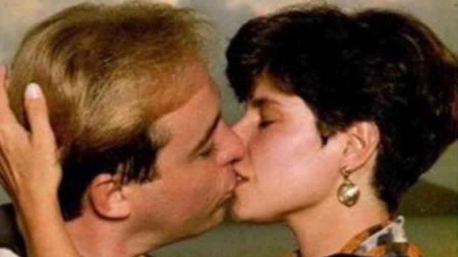 Rose Miriam posta foto aos beijos com Gugu Liberato e dispara: 'Encontro de uma só alma'