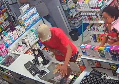 Homem se passa por cliente e assalta drogaria em Manaus; Veja vídeo 