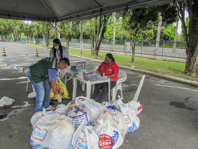 Campanha arrecada meia tonelada de alimentos através de drive-thru, em Manaus 