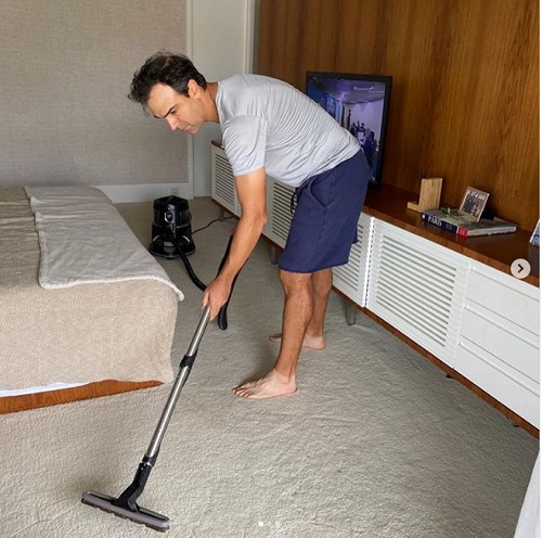 Tadeu Schimidt mostra rotina durante quarentena: 'Aprendendo na marra'