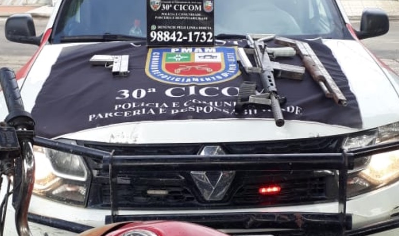 Polícia rastreia moto roubada e encontra arsenal de armas caseiras em Manaus