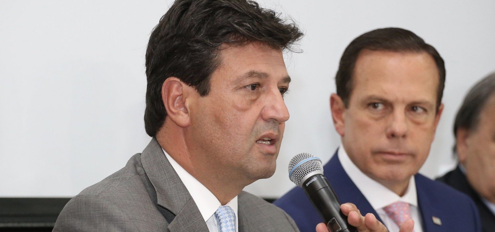 Saída de Mandetta seria um desastre e um risco, diz Doria