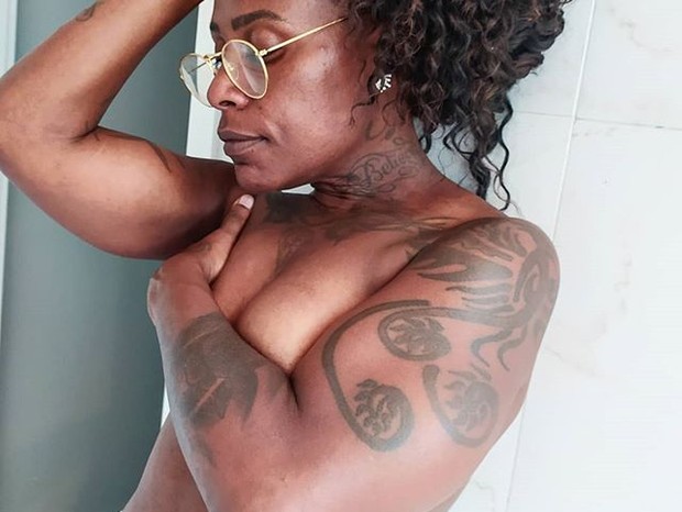 Pepê, da dupla com Neném, posa de topless e arranca elogios 