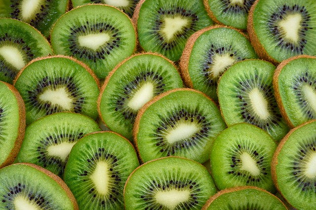 Kiwi é poderoso aliado para boa noite de sono; conheça benefícios
