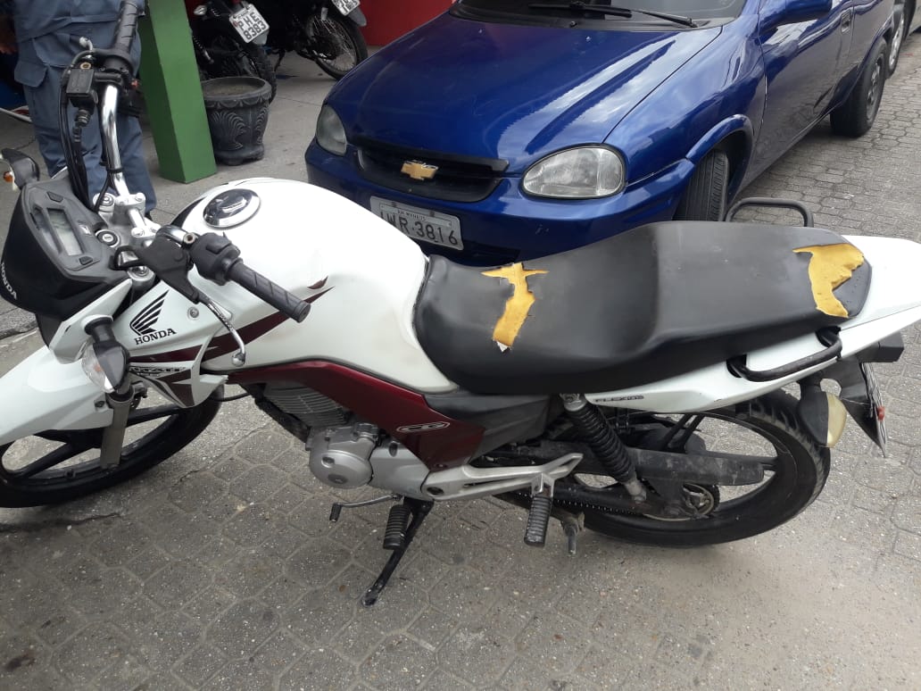 Dupla é presa passeando com motocicleta roubada em Manaus 