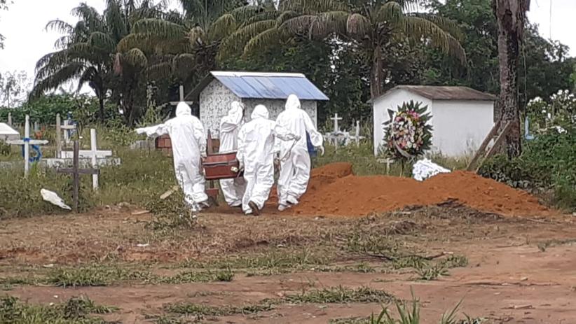 Manaus registra enterros simultâneos, aglomeração e coveiro sem proteção