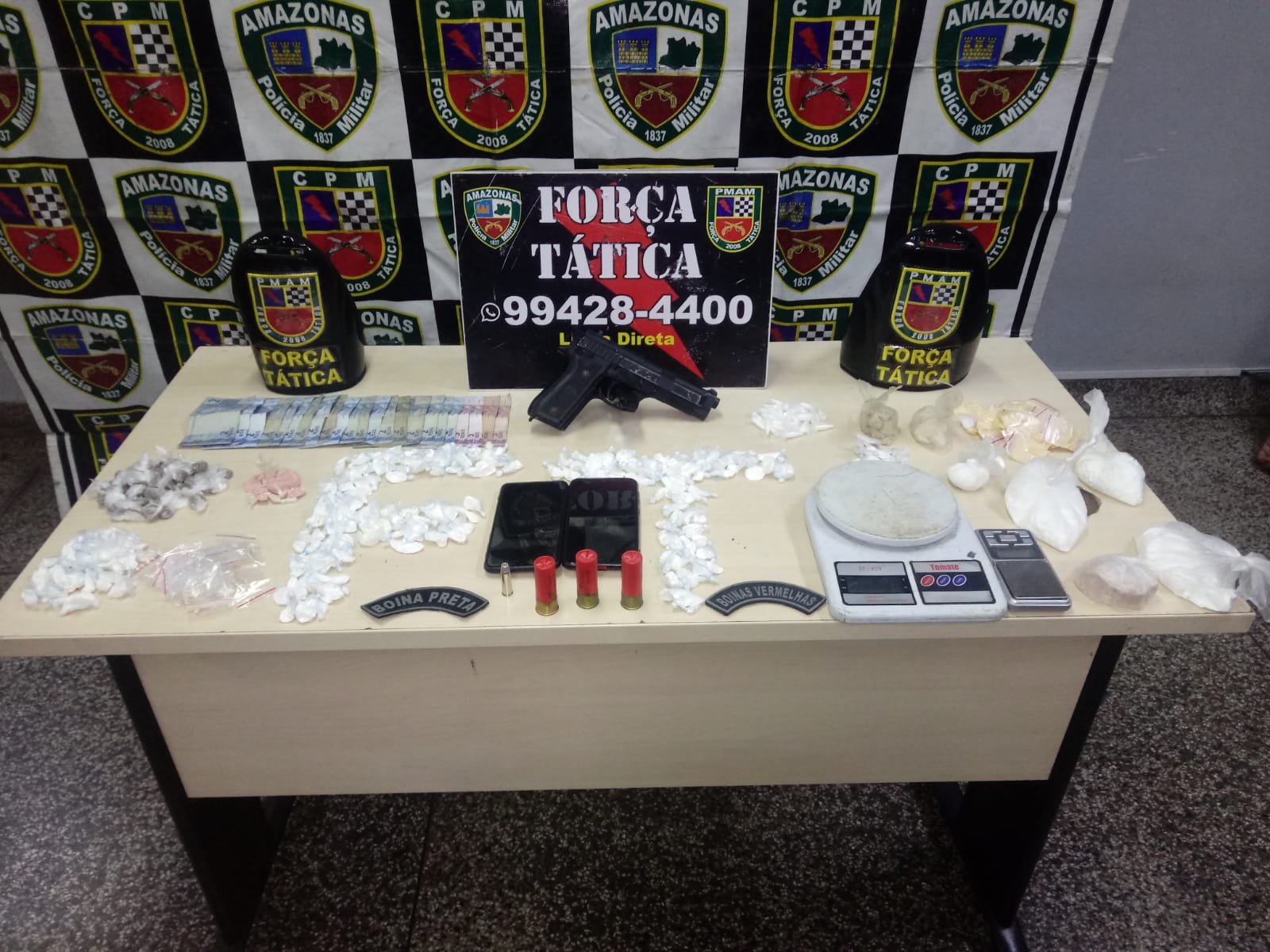 Dupla é presa vendendo drogas dentro de casa em Manaus 