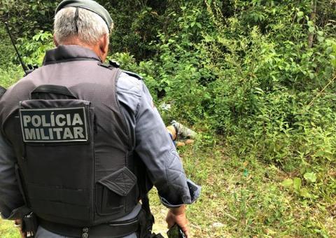 Com terçadadas e tiros, corpo de homem é encontrado em ramal de Manaus