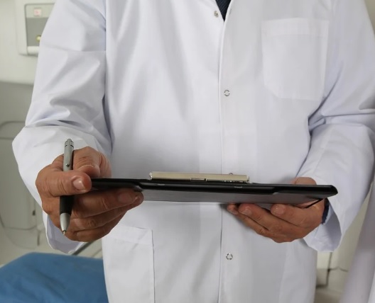 Após salários atrasados, mais de 500 médicos deixaram Manaus