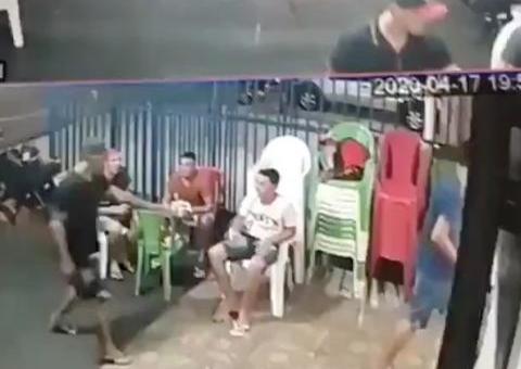 Em Manaus, clientes são assaltados enquanto jantavam na frente de lanchonete