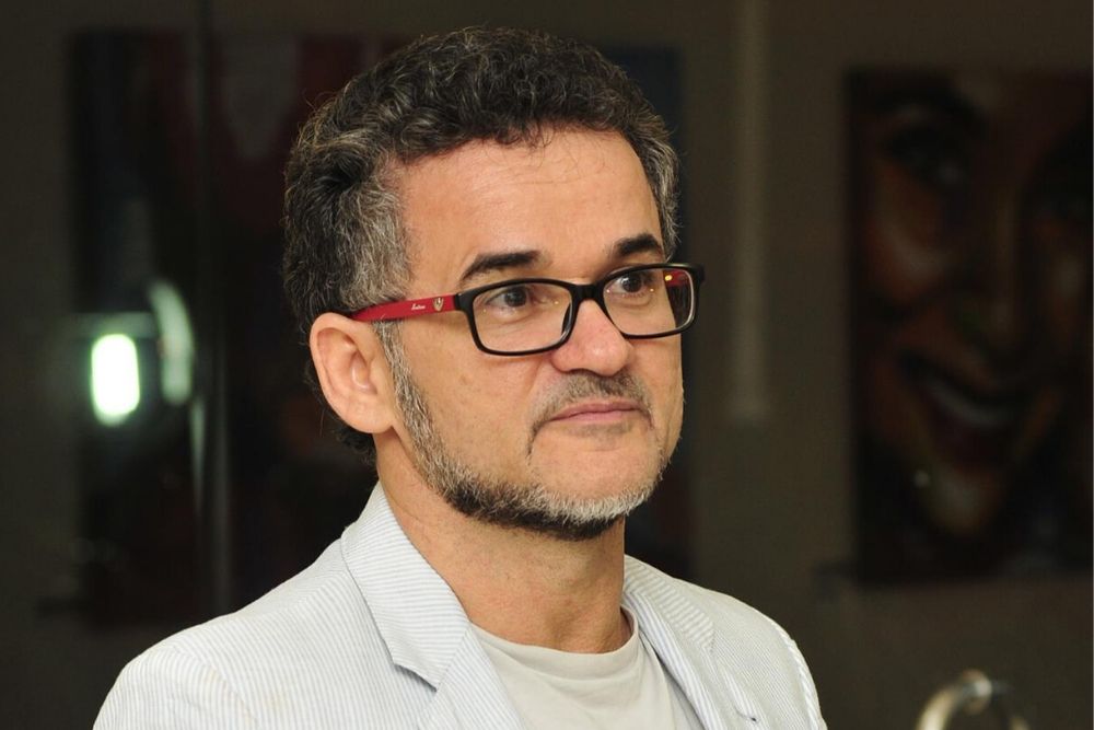 Escritor amazonense recebe alta de hospital após internação por Covid-19