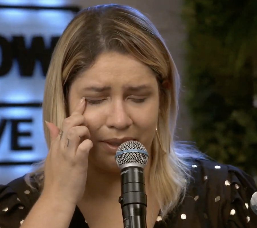 Marília Mendonça chora durante live ao revelar saudade dos shows