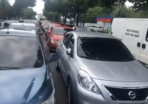 Em meio a comboio funerário, manifestantes pedem abertura de comércio em Manaus