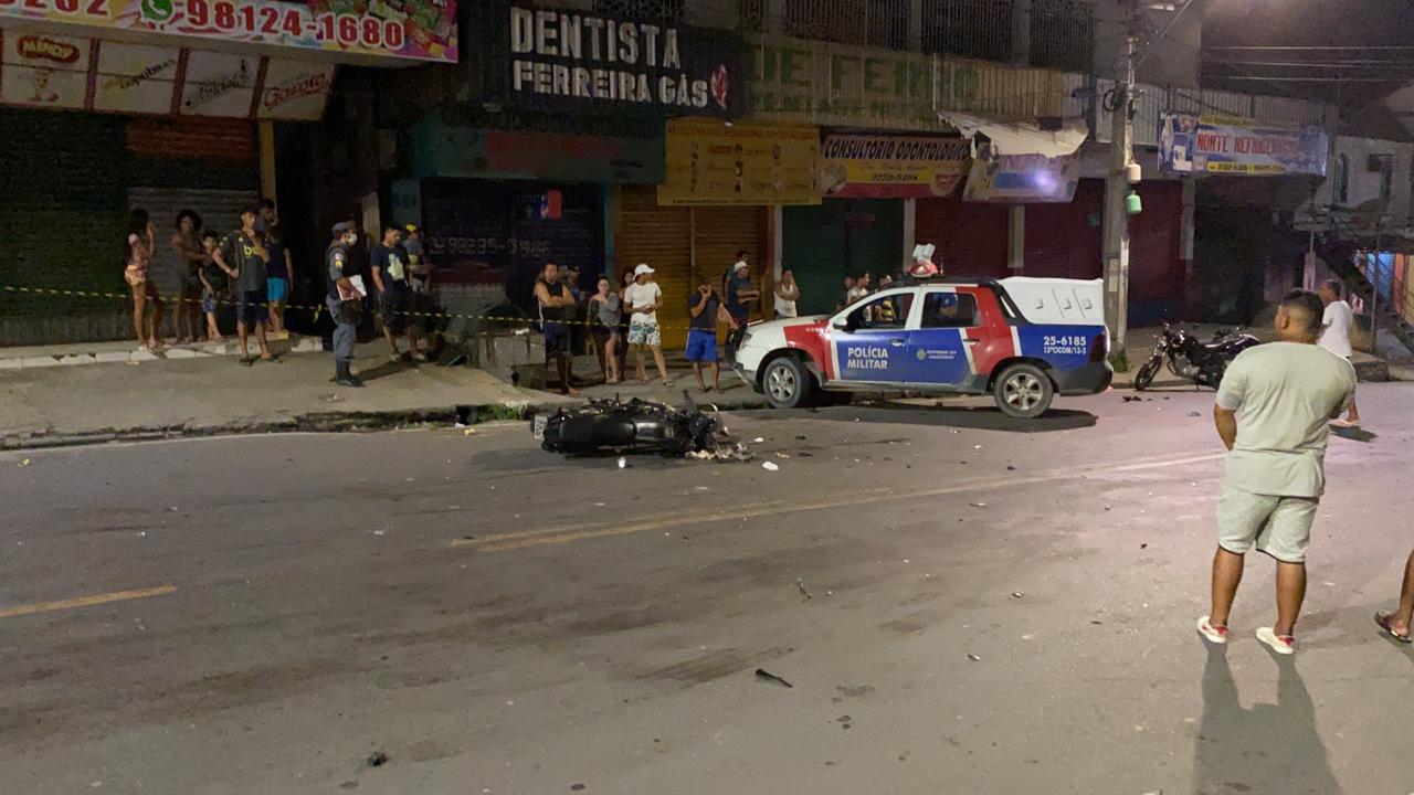 Em Manaus, motociclista morre e outro fica em estado grave após violenta colisão