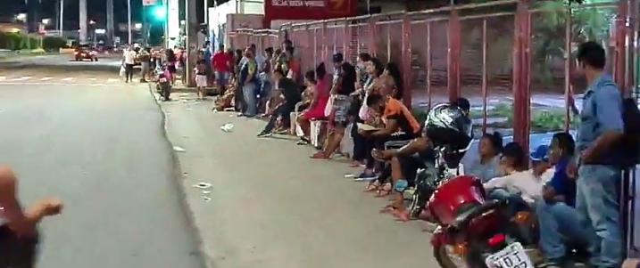 Aglomeradas, pessoas dormem na frente de banco para receber auxílio emergencial em Manaus