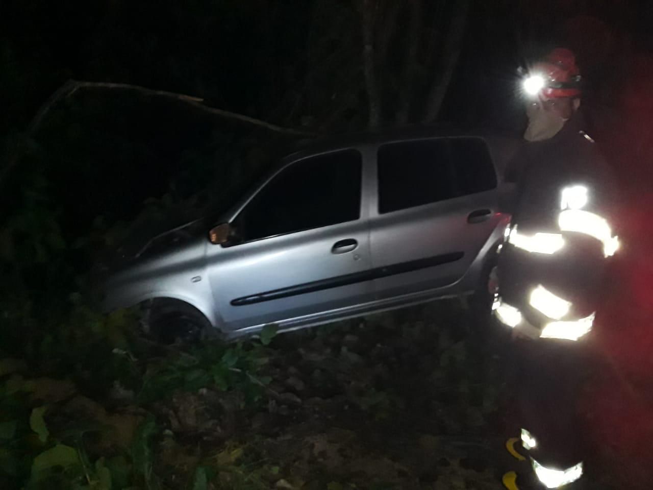 Motorista fica ferido ao perder controle de carro e 'acertar' poste no Amazonas