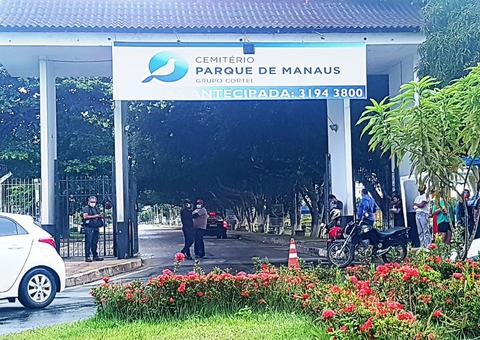 Vídeos mostram filas de carros com mortos pela covid-19 e novas covas sendo abertas em Manaus