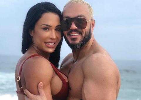 Belo monta em cima de Gracyanne e ‘transforma’ amada em moto; Veja vídeo 