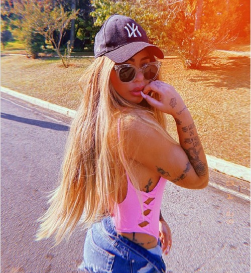 Com zíper aberto, Rafaella Santos abusa na sensualidade e enlouquece fãs: 'Eita papai'