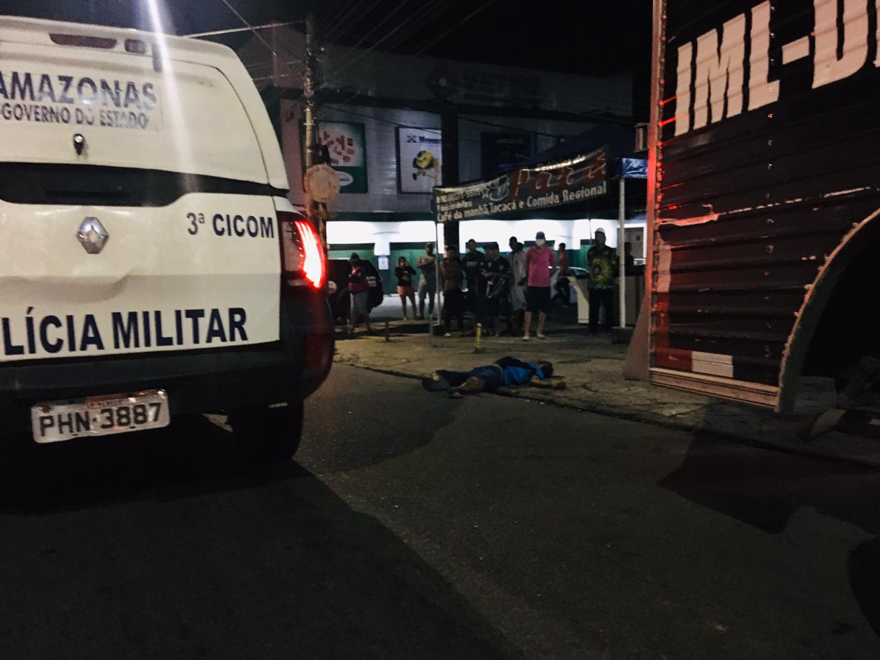 Homem é morto a tiros ao abordar carro de policial militar em Manaus