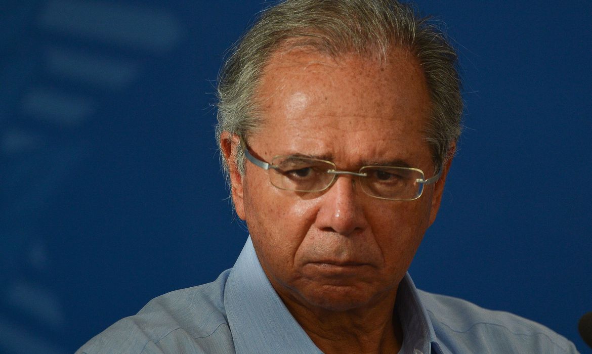 Preservar economia não significa sair do isolamento, diz Guedes