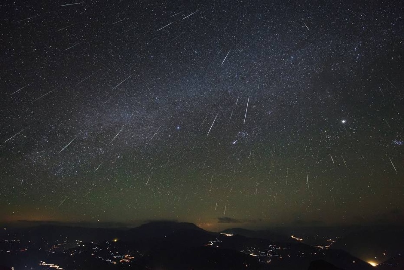 Chuva de meteoros Líridas ocorre na noite desta terça