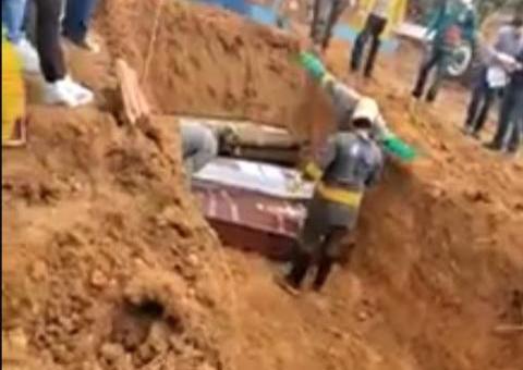 Vídeo mostra corpos sendo enterrados em vala em cemitério de Manaus