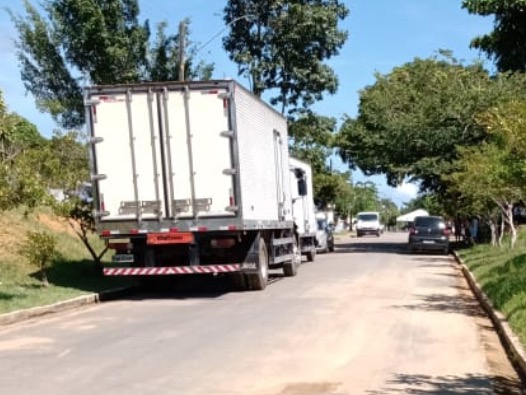 Em Manaus, corpos são guardados em contêineres enquanto aguardam enterros em cemitérios 
