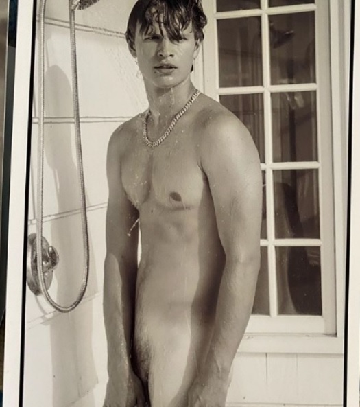 Ator Ansel Elgort posta foto pelado para arrecadar doações  