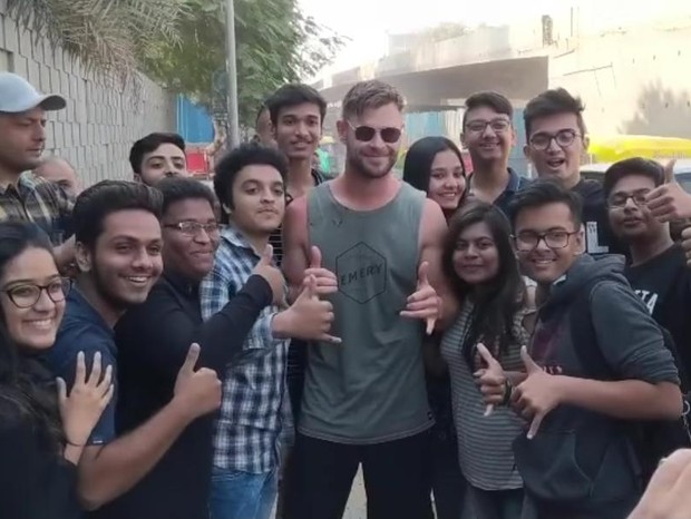 Chris Hemsworth é criticado por tirar foto com grupo de fãs em meio à pandemia 