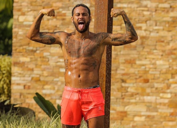 Neymar exibe tanquinho durante banho de chuveiro 