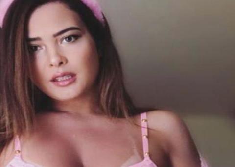 Geisy Arruda mostra momento íntimo sem sutiã dourando pelos do bumbum