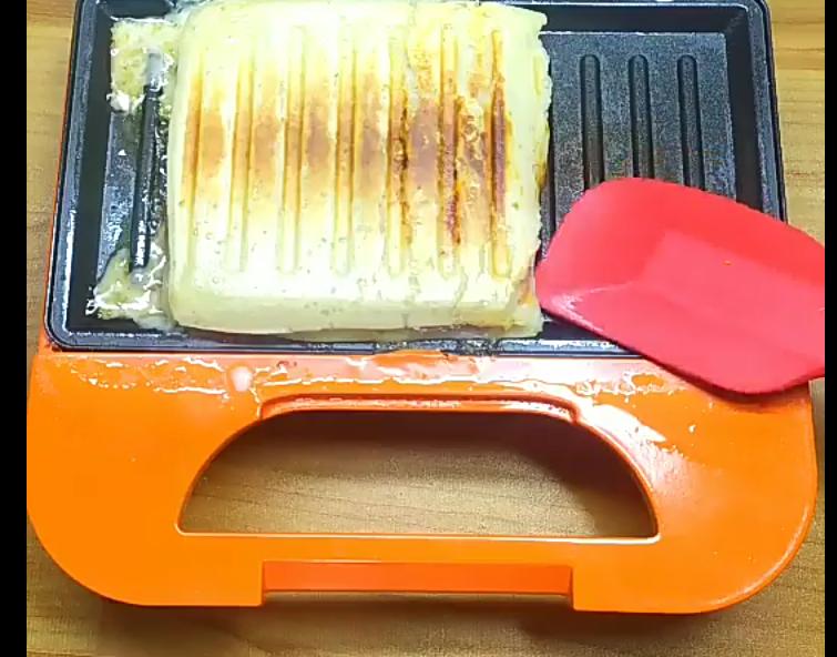 Acabou o pão? Faça na sanduicheira com ingredientes que tem em casa